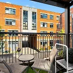 Luxury 2 Bedroom Apartment - Balcony - Parking - Netflix 97M