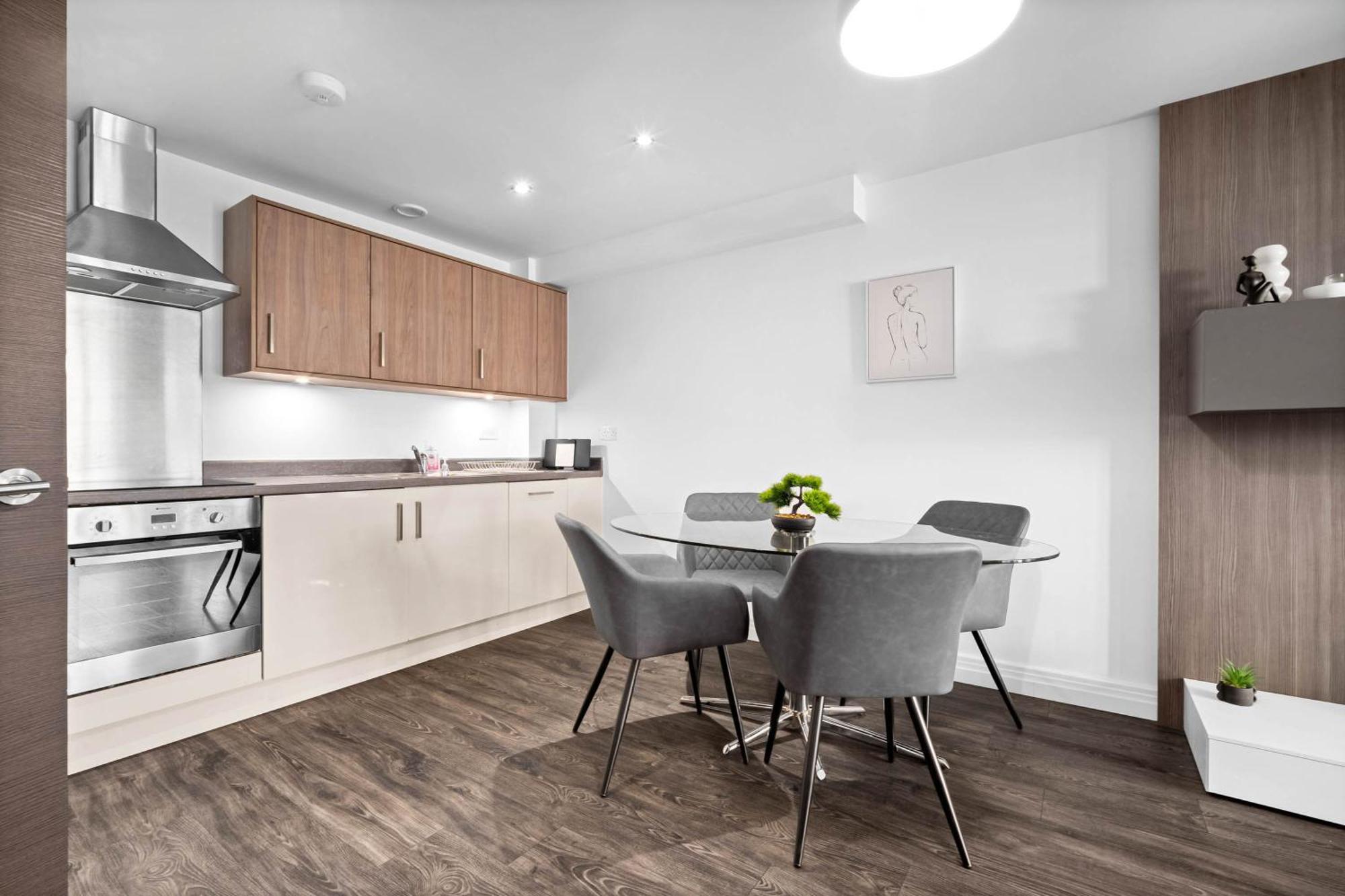 Luxury 2 Bedroom - Balcony - Parking - Netflix 97m Apartment *